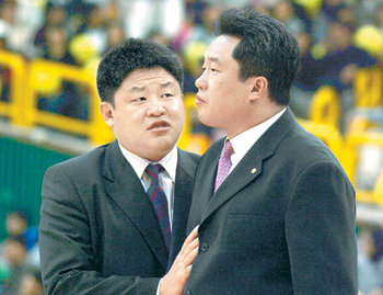 년 동안 프로농구 동부에서 한솥밥을 먹은 전창진 감독(오른쪽)과 강동희 코치. 전 감독은 KTF, 강동희 코치는 동부 감독으로 다음 시즌부터 선의의 경쟁을 펼치게 됐다. 사진 제공 김동준 씨