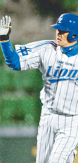 삼성 진갑용이 24일 대구에서 KIA에 4-5로 뒤진 8회 말 1사 1루에서 역전 2점 홈런을 날린 뒤 3루를 돌고 있다. 삼성은 6-5로 이겨 단독 2위가 됐다. 대구=연합뉴스