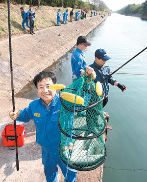 포항제철소 직원이 선강배수로에서 낚은 물고기를 보여주고 있다. 사진 제공 포스코
