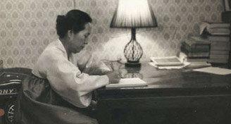 고 박경리 선생이 1974년 장편소설 ‘단층’을 동아일보에 연재할 당시 자신의 방에서 집필에 몰두하고 있다. 사진 제공 마로니에북스