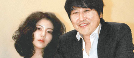 ‘박쥐’에서 주연을 맡은 송강호(오른쪽)와 김옥빈은 “삶에 대한 믿음을 가진 사람과 그렇지 않은 사람의 엇갈린 사랑을 그린 영화”라고 말했다. 원대연  기자