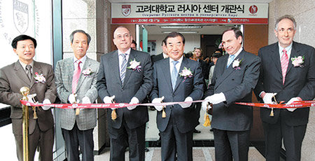 27일 서울 고려대 청산MK문화관에서 열린 러시아센터 개관식. 왼쪽부터 김진원 센터장, 박성규 문과대학장, 글레프 이바셴초프 대사, 이기수 총장, 뱌체슬라프 니코노프 사무총장, 게오르기 톨로라야 협력국장. 연합뉴스