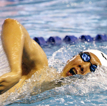 ‘박태환 훈련 파트너’ 배준모, 자유형 400m 우승배준모(서울시청)가 제81회 동아수영대회 남자 일반부 자유형 400m에서 힘차게 물살을 가르고 있다. 박태환의 훈련 파트너였던 배준모는 결선에서 3분56초83의 기록으로 우승을 차지했다. 김천=김재명 기자