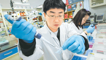 전 세계적으로 돼지인플루엔자에 대한 공포가 확산되고 있는 가운데 27일 경기 안양시 만안구 중앙로 국립수의과학검역원 질병진단센터에서 연구원들이 멕시코산 돼지고기 시료를 채취해 바이러스 정밀 검사를 실시하고 있다. 안양=원대연 기자