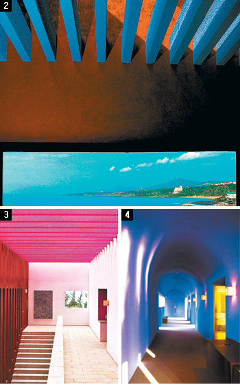 [1] 제주 서귀포시 ‘까사 델 아구아 갤러리’는 자신을 과시하지 않고 주변 풍경을 끌어안아 하나로 잇는다. “건축은 그것이 세워진 땅에 속한다”는 설계자 리카르도 레고레타 씨의 믿음을 실현한 건물이다. [2] 2층 테라스 천장의 푸른색 서까래는 한국 전통 가옥의 지붕 처마를 닮은 디테일. [3] [4] 레고레타 씨가 쓰는 핑크색과 보라색은 화려함을 위한 장식이 아니라 공간에 들어올 빛을 돋보이게 만들려는 고민 끝에 얻은 해답이다. 사진 제공 수류산방