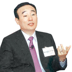 허경욱 기획재정부 1차관이 한국 경제의 건전성에 대해 설명하고 있다.