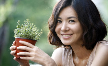 1일 종영하는 SBS 드라마 ‘아내의 유혹’에서 구은재를 연기한 배우 장서희가 지난달 29일 오후 서울 강남구 신사동의 한 카페에서 화분을 들고 웃고 있다. 장서희는 “PD들에게 ‘어떤 역을 맡아도 안심이 된다’는 얘길 들어 기쁘다”고 말했다. 홍진환  기자