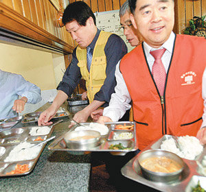 지난달 2일 광주 ‘사랑의 식당’에서 봉사중인 박영렬 검사장을 비롯한 광주지검 직원들. 박영철 기자