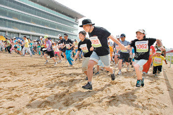 지난해 부산 강서구 부산경남경마공원에서 펼쳐진 경주로 마라톤대회 참가자들이 경주로 위를 힘차게 달리고 있다. 사진 제공 부산경남경마공원