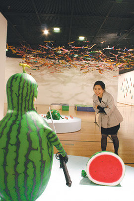 24일 경기 고양시 아람미술관의 ‘행복한 상상프로젝트’ 전시회를 찾은 관람객이 전시물들을 보며 즐거워하고 있다. 이동영 기자