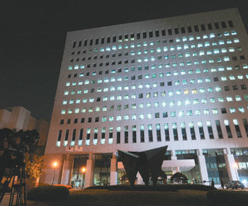 불밝힌 대검… 특별조사실은 ‘등화관제’하듯 차단 30일 오후 1시 45분쯤 시작된 노무현 전 대통령에 대한 조사는 이날 밤 늦게까지 10시간이 넘게 계속되면서 서울 서초구 서초동 대검찰청 청사 건물이 불야성을 이루고 있다. 노 전 대통령이 조사를 받은 1120호 특별조사실은 대검 청사 11층 왼쪽 뒤에 있으며, 외부로 불빛이 새나가지 않도록 차단해 밖에서는 보이지 않는다. 사진공동취재단