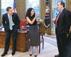 “케이크 드실래요?” 지난달 15일 미국 워싱턴 백악관에서 직원 생일파티를 즐기고 있는 버락 오바마 미 대통령(왼쪽)과 백악관 간부들. 데이비드 액설로드 백악관 선임고문(오른쪽)에게 케이크를 건네는 모나 섯픈 비서실 차장의 얼굴에 장난기가 가득하다. 오바마 대통령은 책상에 걸터앉아 양손을 주머니에 넣은 채 이 광경을 보며 활짝 웃고 있다. 오바마 대통령 취임 100일을 맞아 지난달 29일 백악관이 사진공유사이트 플리커에 공개한 300장 가운데 하나. 워싱턴=EPA 연합뉴스