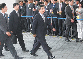 대검청사 들어서는 盧 피의자 신분으로 대검 중수부에 소환된 노무현 전 대통령이 30일 오후 1시 21분 수행 비서진 및 경호원들과 함께 포토라인에 늘어선 취재진 사이로 대검 청사에 들어서고 있다. 사진공동취재단