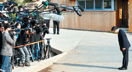 고개 숙인 盧 30일 오전 8시 대검찰청에 출두하기 위해 경남 김해시 봉하마을 사저를 나선 노무현 전 대통령이 수많은 취재진 앞에서 고개를 숙이며 국민에게 사과하고 있다. 김해=전영한 기자