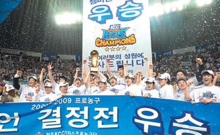 승자의 환호 KCC 선수들이 1일 전주실내체육관에서 열린 프로농구 챔피언결정전 7차전에서 삼성을 누르고 4승 3패로 우승한 뒤 우승 트로피와 플래카드를 들어올리며 기뻐하고 있다. 전주=연합뉴스