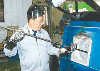 경기 시흥시 정왕동 시화공단에 있는 세라믹 소재 전문기업 이글래스의 김종철 사장. 1600도에서 세라믹 분말의 원료를 굽는 소성로 안을 살펴보고 있다. 시흥=박형준 기자