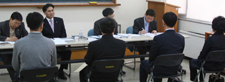 지난달 26일 경기 화성시에 있는 한국농업대에서 귀농 교육을 받으려는 지원자들이 면접을 치르고 있다. 50명 정원인 이 과정에는 259명이 응시해 최근 귀농에 대한 관심이 높아지고 있음을 여실히 보여줬다. 사진 제공 한국농업대학