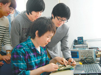 순천청암대 IT교육과 학생들이 이소행 교수(오른쪽)로부터 이족보행로봇, MP3플레이어 등을 만드는 프로젝트 수업 지도를 받고 있다. 정준수 씨(25·앉아 있는 학생)는 “일반 대학에서 일본어를 배우다 일본 정보기술(IT) 기업에 취업하고 싶어 이 대학에 들어왔다”고 말했다. 순천=허진석 기자