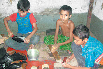 지난달 27일 방글라데시의 수도 다카의 알라바자르 구역에 있는 구두공장에서 모하마무드 나시리 군(웃통벗고 있는 아이)이 또래 동료들과 함께 구두를 만들고 있다. 다카=우정열 기자