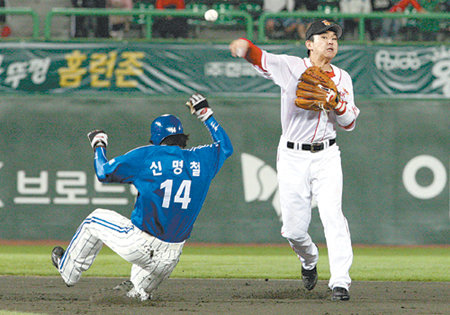 SK 유격수 나주환(오른쪽)이 1-0으로 앞선 8회 초 무사 1루에서 삼성 박한이의 땅볼을 병살로 연결시키고 있다. 왼쪽은 삼성 1루 주자 신명철. 인천=연합뉴스