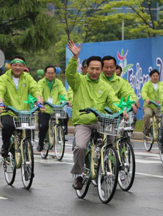 자전거 많이 타세요~이명박 대통령이 3일 오전 창원에서 열린 자전거축전에 참가해 시민들과 함께 자전거를 타고 축전 행사장으로 이동하고 있다. [연합]