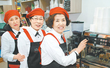노인 바리스타 윤선녀 김상남 김옥자 씨(왼쪽부터)가 지난달 29일 정발산역 구내에 문을 연 실버카페 아지오 2호점에서 커피를 뽑아내며 환하게 웃고 있다. 이동영 기자