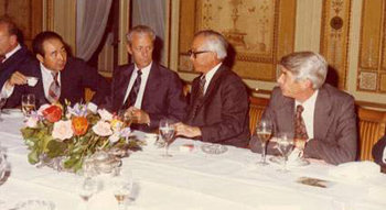 1976년 5월 프랑스 파리 방문 도중 열린 오찬 모임에서 현지 경제계 인사들과 이야기를 나누는 남덕우 부총리 겸 경제기획원 장관(오른쪽에서 두 번째).