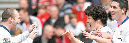 “멋졌어 지성!”… “잘 봤지 루니?” 맨체스터 유나이티드 박지성(가운데)이 2일 미들즈브러 방문 경기에서 1-0으로 앞선 후반 6분 왼발로 쐐기골을 넣은 뒤 팀 동료 웨인 루니(왼쪽), 페데리코 마체다(오른쪽)와 기쁨을 나누고 있다. 미들즈브러=EPA 연합뉴스