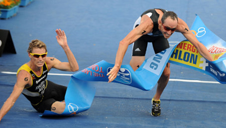 베번 도허티(오른쪽)와 브래드 칼레펠트가 3일 열린 통영 트라이애슬론 월드챔피언십에서 거의 동시에 결승선을 통과하며 쓰러지고 있다. 지난해 베이징 올림픽 동메달리스트 도허티는 비디오 판독 결과 간발의 차로 앞서 우승했다. 사진 제공 대한트라이애슬론연맹