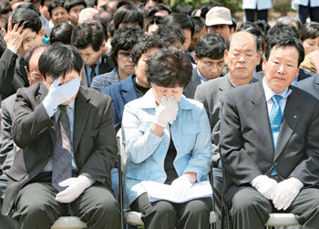 3일 대전 유성구 국립대전현충원 경찰관 묘역에서 열린 ‘동의대 사건 순국 경찰관 20주기 추도식’에 참석한 유족들이 행사 도중 눈물을 흘리고 있다. 동의대 사건은 1989년 부산 동의대 학생들이 시위 진압 경찰에게 불을 질러 경찰 7명이 사망한 사건이다. 대전=연합뉴스