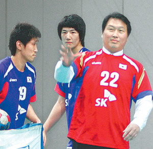 대한핸드볼협회장인 최태원 SK그룹 회장이 1월 9일 태릉선수촌을 찾아 핸드볼 국가대표 선수들과 공을 주고받고 있다. 그의 선수복 번호 22번은 SK의 행복 경영을 상징한다. 행복의 한자 획수가 22이기 때문이다. 사진 제공 SK그룹