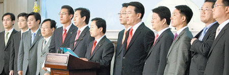 “당-정-청 쇄신하라” 한나라당 내 개혁성향 초선의원 모임인 ‘민본21’ 회원들이 4일 국회 정론관에서 당-정-청의 쇄신을 요구하는 기자회견을 가졌다. 민본21은 청와대 참모진과 내각의 개편과 함께 조기 전당대회 개최 필요성 등을 제기했다. 김경제 기자