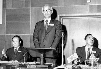 1976년 5월 영국 런던에서 열린 영국경제인연합회 주최 세미나에서 기조연설을 하는 남덕우 부총리 겸 경제기획원 장관(가운데).