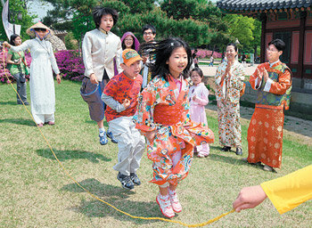 4일 오후 서울 국립민속박물관 앞마당에서 각국의 전통의상을 입은 어린이들이 고무줄로 만든 필리핀 전통 놀이를 하고 있다. 연합뉴스