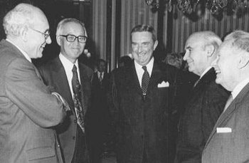 1977년 3월 프랑스 파리에서 열린 국제경제협력회의 제9차 회의에 참석한 남덕우 부총리 겸 경제기획원 장관(왼쪽에서 두 번째).