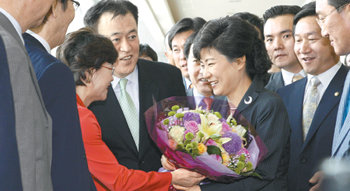 의원 수행단 8명과 함께 5일 미국 방문길에 오른 한나라당 박근혜 전 대표가 인천공항 출국장에서 한나라당 친박계 의원 및 지지자들의 환송을 받고 있다. 인천=안철민  기자