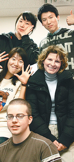 미국대학생취업연수(WEST) 프로그램으로 미국 시카고에 머물고 있는 반지은 씨(가운데 줄 왼쪽)가 어학원 학생들과 즐거운 시간을 보내고 있다. 사진 제공 반지은 씨