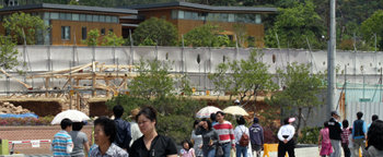 침묵의 ‘봉하마을’ 관광객 북적어린이날인 5일 노무현 전 대통령의 사저가 있는 경남 김해시 진영읍 봉하마을은 관광객 1500여 명이 찾아와 북적였다. 그러나 노 전 대통령의 사저는 이날 오후 문재인 전 대통령비서실장이 찾아와 3시간 동안 머물다 돌아간 것 외에는 별다른 움직임 없이 조용했다. 김해=연합뉴스