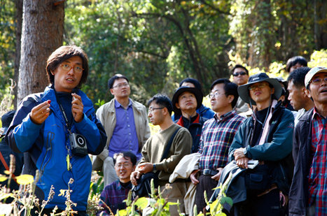 숲 해설하는 김용규씨.