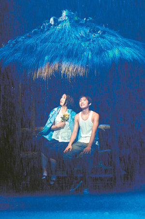 배우들이 빗물에 흠뻑 젖은 채 노래하는 뮤지컬 ‘소나기’. 사진 제공 서울시뮤지컬단