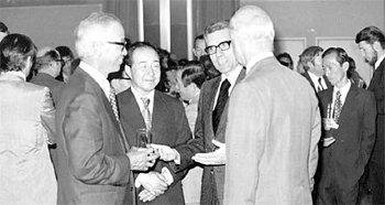 1976년 5월 프랑스 파리에서 주프랑스대사 주최로 열린 리셉션에 참석한 남덕우 부총리 겸 경제기획원 장관(왼쪽).
