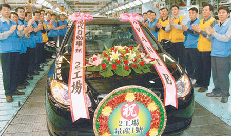 노사 상생 1호차6일 현대자동차 울산2공장 내 투싼 생산라인에서 혼류생산을 통해 만들어진 첫 번째 아반떼가 나오자 임직원들이 축하의 박수를 치고 있다. 사진 제공 현대자동차