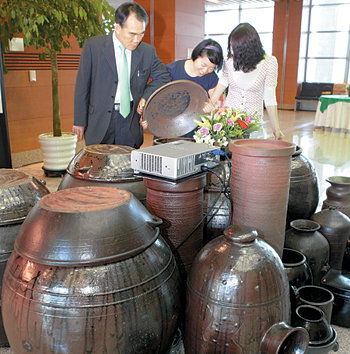 7일 울산시청에 각종 옹기가 전시돼 있다. 울산시는 ‘울산세계옹기문화엑스포’를 홍보하기 위해 옹기를 전시해 놓았다. 사진 제공 울산시