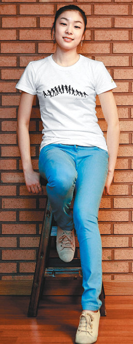 “모델이 따로 없네.” 김연아가 5일 서울 송파구 삼전동의 한 레스토랑에서 포즈를 취했다. 이날 김연아는 생동감 있는 표정과 포즈로 끼를 마음껏 발산했다. 김연아가 입은 ‘점프를 하는 김연아’가 그려진 티셔츠는 스폰서 회사에서 제작한 한정품이다. 전영한 기자 [화보]‘섹시&깜찍’ 김연아…팬을 홀리다[화보]김연아 ‘은반 위의 판타지’