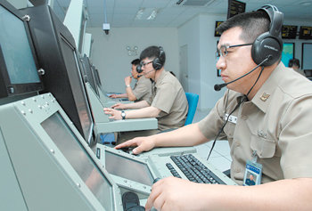 해군은 8일 경남 진해시 해군교육사령부 전투병과학교에 북한 탄도미사일의 발사 탐지추적 훈련을 육상에서 할 수 있는 ‘이지스 전투체계 교육훈련장(AOMTC)’을 열었다. 해군 장병들이 이 훈련장에서 교육을 받고 있다. 사진 제공 해군