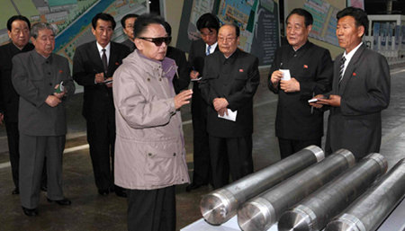 김정일 中 접경지역 공장 시찰북한 김정일 국방위원장이 최근 중국과 접경 지역인 자강도의 희천공작기계종합공장을 시찰하고 있다. 평양=조선중앙통신 연합뉴스