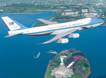 백악관은 8일 미국 대통령 전용기인 ‘에어포스원’의 예비기가 뉴욕 자유의 여신상 위를 날고 있는 사진을 공개했다. 뉴욕=로이터 연합뉴스