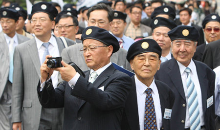 연세대(총장 김한중)는 9일 서울 서대문구 신촌동 본교 대강당에서 개교 124주년 기념행사를 열었다. ‘학부 재상봉 행사’에서 졸업 25주년과 50주년을 맞은 동문들이 ‘재상봉 메달’을 붙인 기념모를 쓰고 추억이 서린 교정을 둘러보고 있다. 연합뉴스