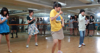 케이블 채널 엠넷의 ‘대 동경소녀’ 출연자들이 7일 오후 서울 강남구 신사동의 한 연습실에서 노래와 춤을 선보이고 있다. 조종엽 기자