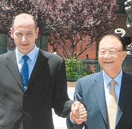 미국 로스앤젤레스 월트디즈니 스튜디오에서 만난 앤디 버드 월트디즈니 인터내셔널 회장(왼쪽)과 최시중 방송통신위원장. 로스앤젤레스=서정보 기자